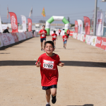 niño meta tercera corrida familiar